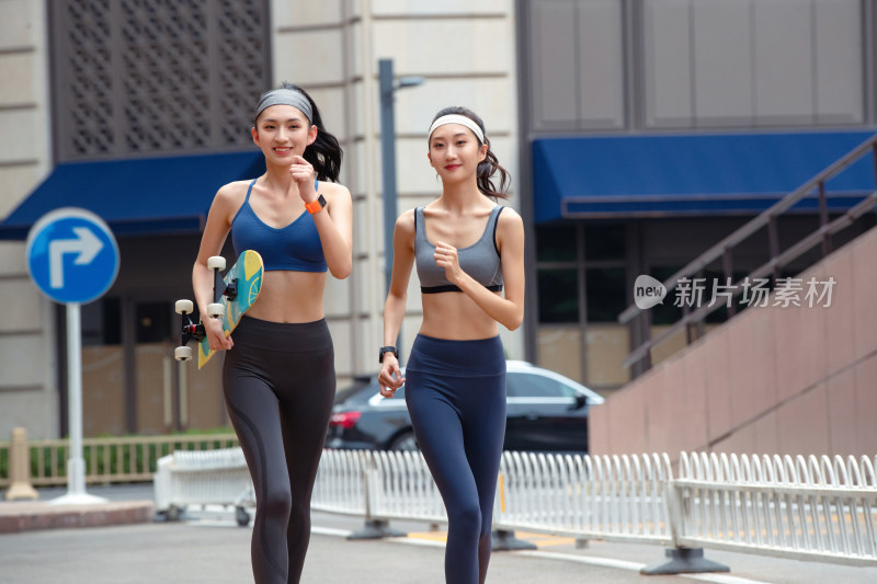 拿着滑板的健康美女