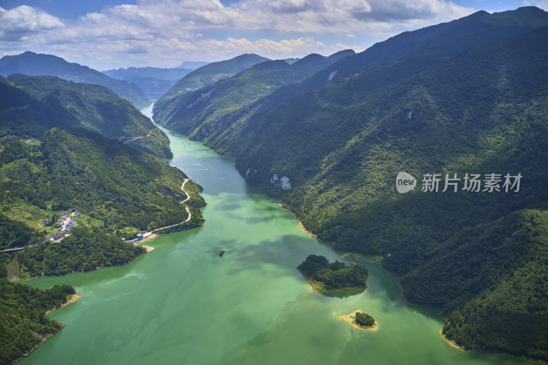 乌江两岸的陡峭山崖