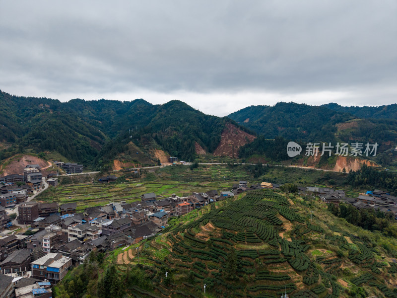山间村庄及梯田的航拍风光