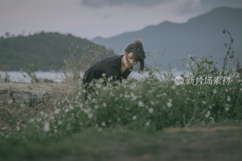 站在花草丛中的美丽女人肖像