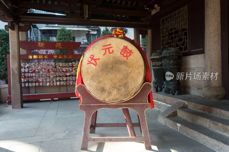 古建筑内的状元鼓展示