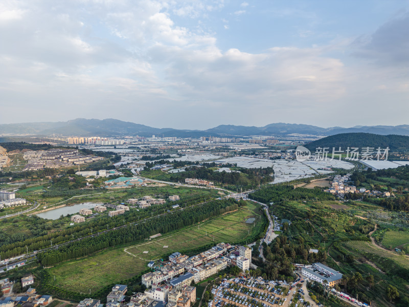 航拍滇池旁的昆明市城市风光