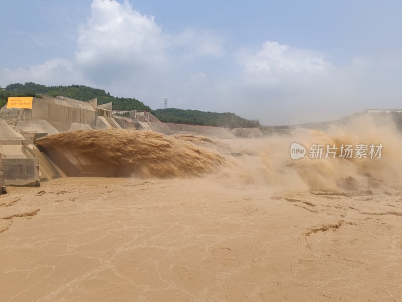 大坝开闸泄洪，泥沙奔涌的壮观场景