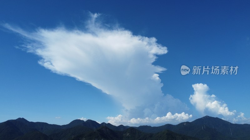 广东东莞：航拍蓝天白云下的“东莞第一峰”