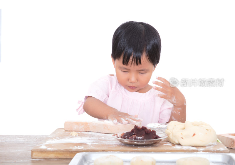 中国三岁小女孩在制作中秋节的月饼