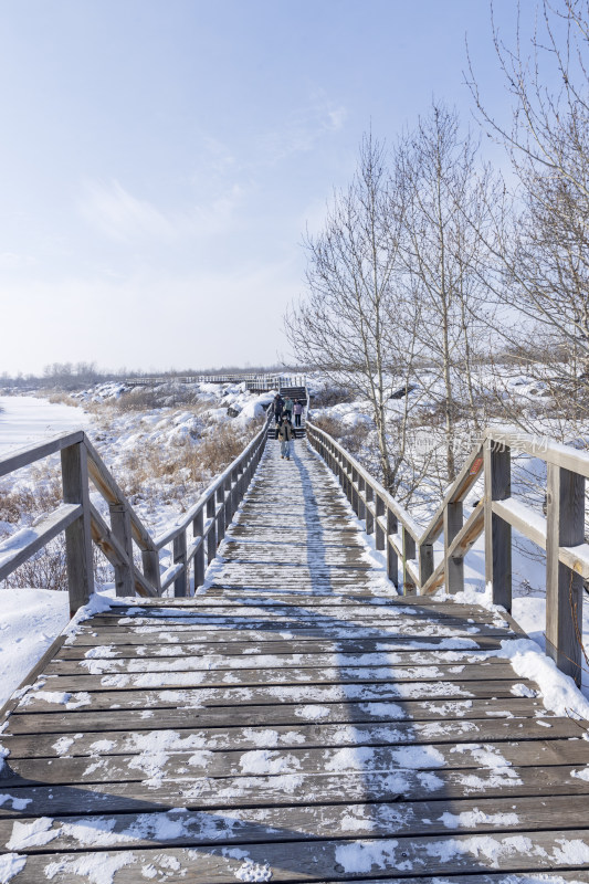 积雪覆盖的户外木制栈道五大连池风景区