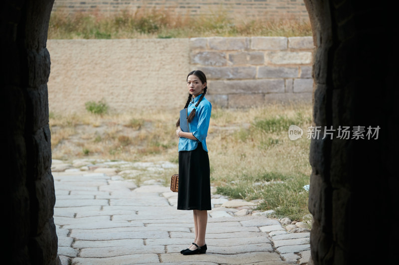 在古城身穿民国学生服饰的女大学生