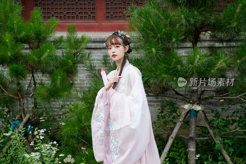 穿古装汉服手持工艺伞的东方美少女