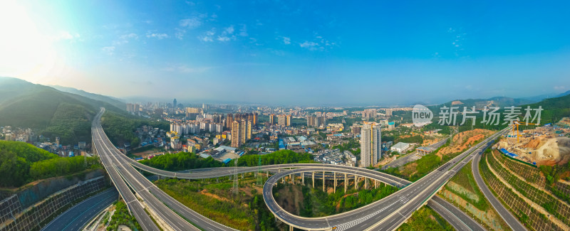 航拍景洪市城市天际线与高架桥交通全景图