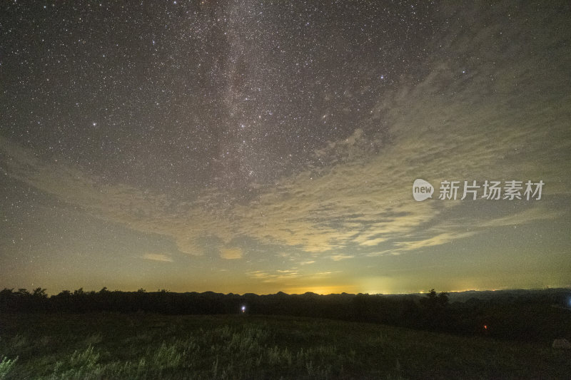 璀璨星空下的夜晚草地景象