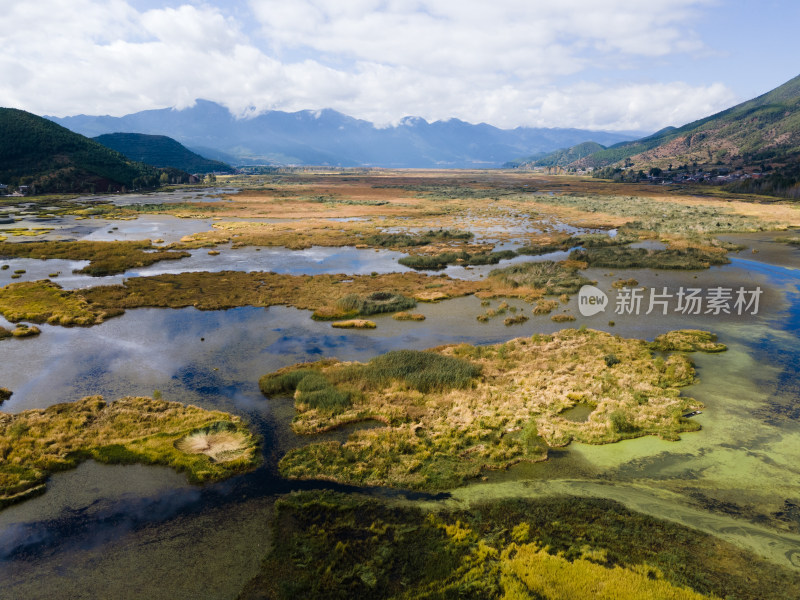 航拍云南泸沽湖走婚桥草海秋天风光