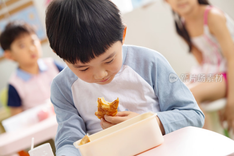 幼儿园小朋友用餐