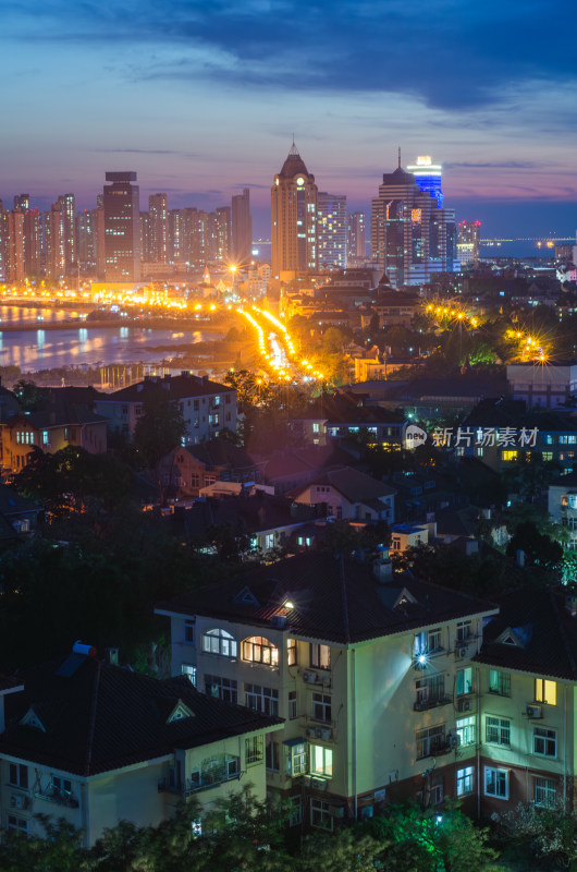 中国山东青岛小鱼山上俯瞰城市夜景