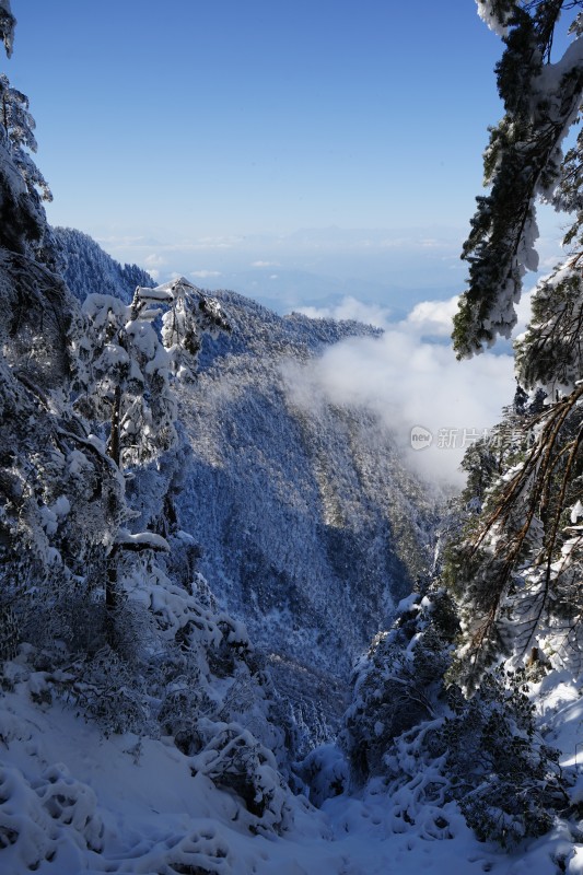 四川眉山瓦屋山景区雪山云海