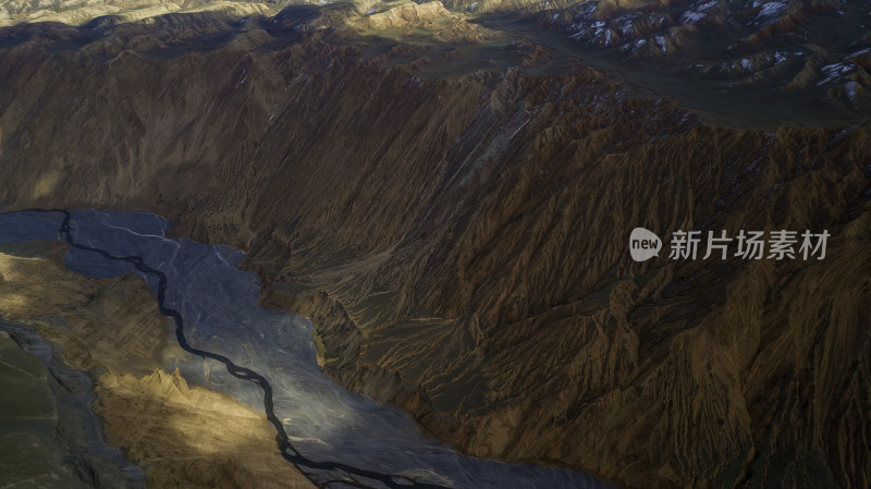 壮丽山川航拍图展示峡谷河流风光