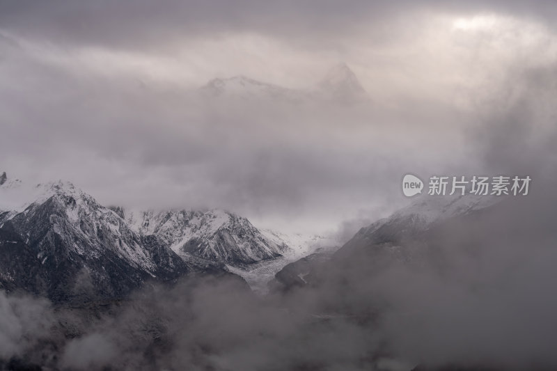 西藏林芝索松村南迦巴瓦峰雪山云海之巅