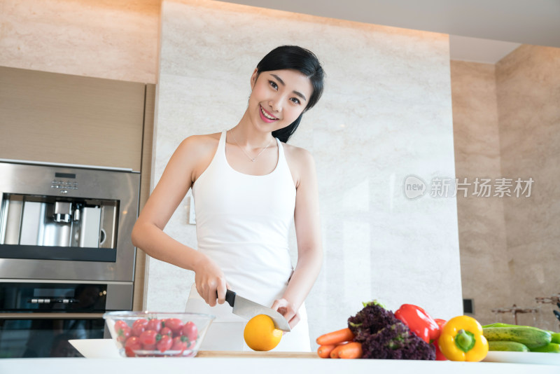 年轻女子在厨房切水果