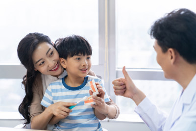 医生介绍正确刷牙方法