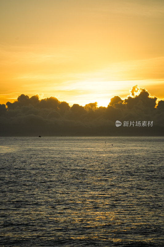 海面上的日出日落