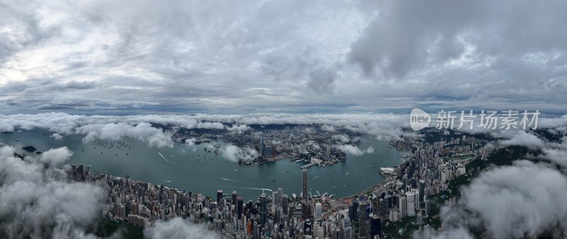 云雾笼罩下的城市全景