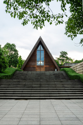 三角屋顶建筑前的台阶远景画面