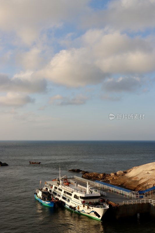 海岸边有船停泊/天空的云像棉花糖