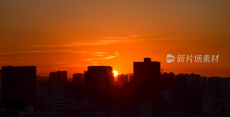 新疆乌鲁木齐夕阳落日晚霞与高楼建筑剪影