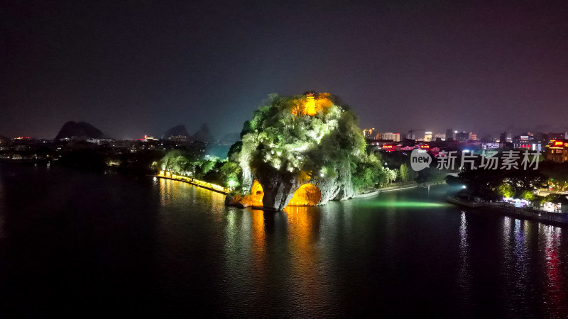 桂林象鼻山夜景航拍图