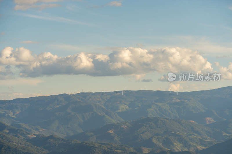 远山云海与风力发电机景观