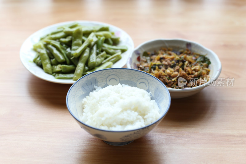 白米饭和清炒四季豆、芹菜炒肉