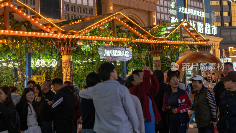 中秋节傍晚时的中国新疆国际大巴扎