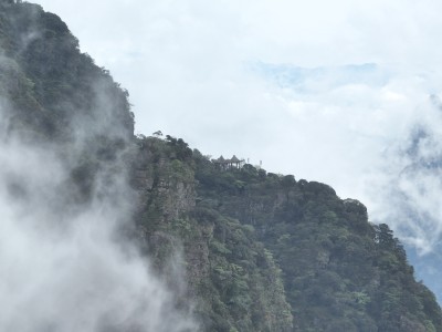 航拍云海之中的大山山峰亭子观景台来宾金秀