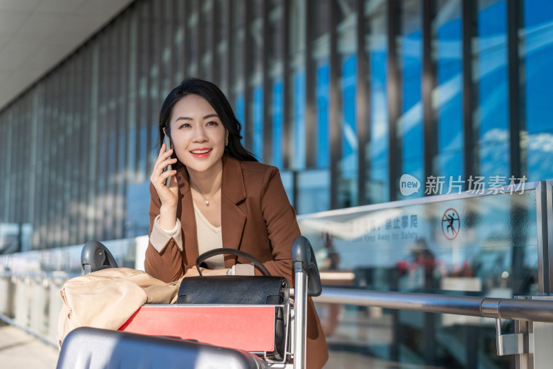 商务女士在机场打电话