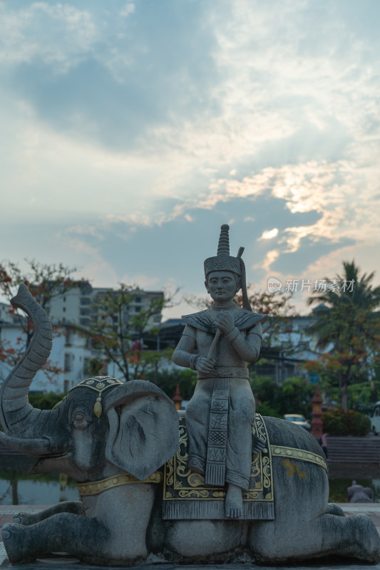 骑在大象上的傣族人物城市雕塑