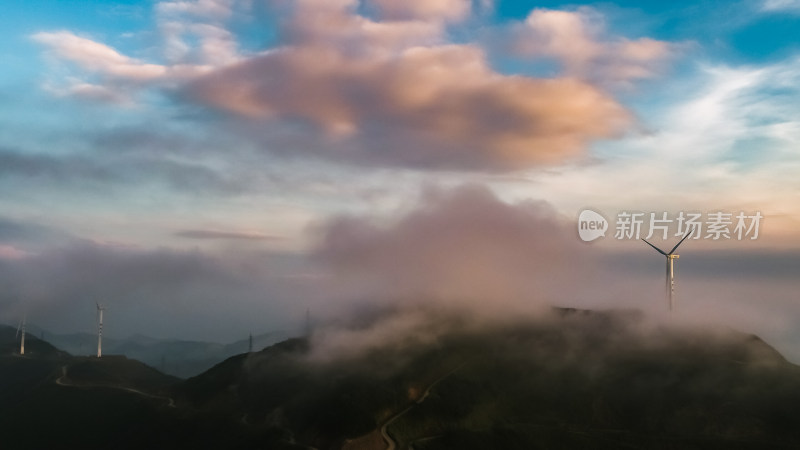 云海中的风力发电场