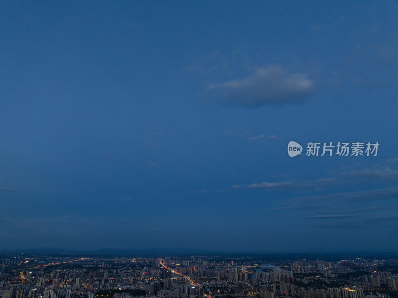 日落蓝调时刻 繁华城市上空 梦幻晚霞云层