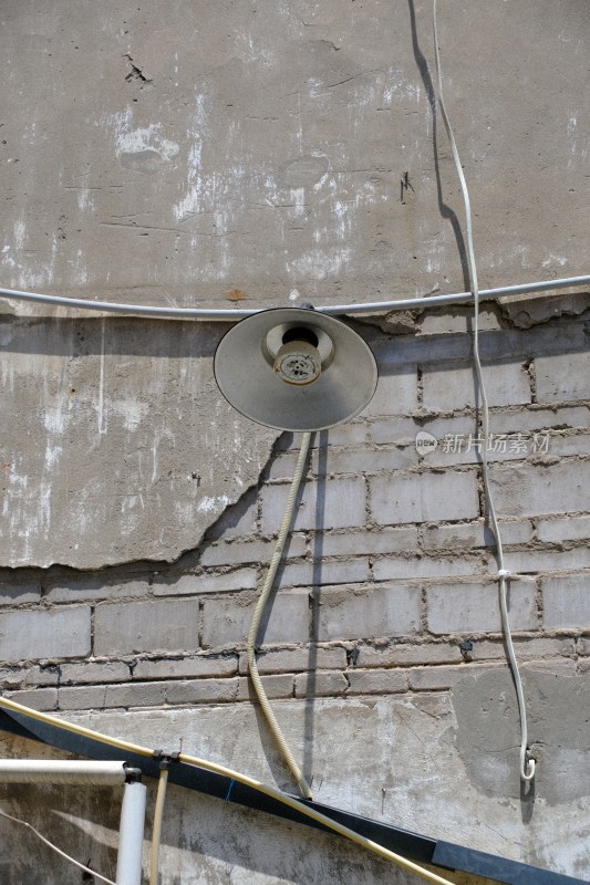 老旧墙面的喇叭与电线