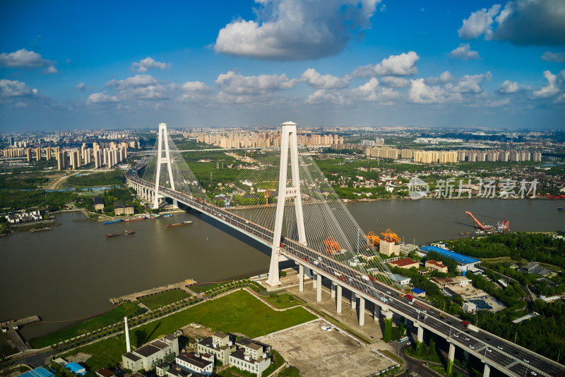 横跨黄浦江的大桥