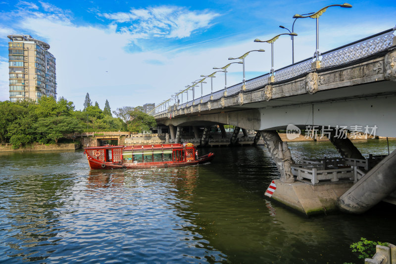 浙江杭州行驶在京杭大运河拱宸桥河道的游船