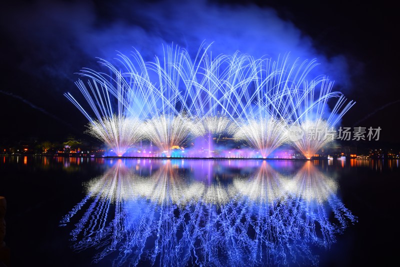 长沙浏阳烟花湖面夜景烟花绽放倒影