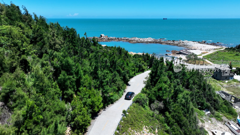 汽车行驶在海边公路航拍风景旅拍旅行自驾游