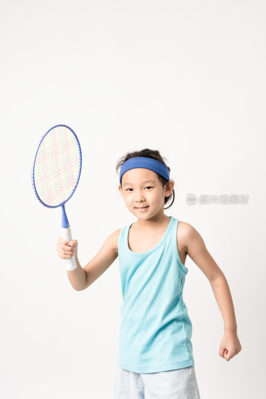 白色背景前打羽毛球的中国女孩