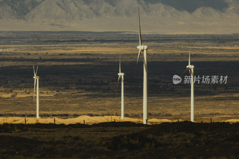 旷野中的风力发电机