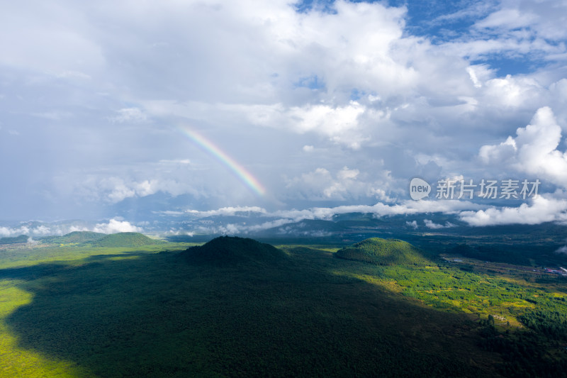 彩虹下的绿地山峦美景