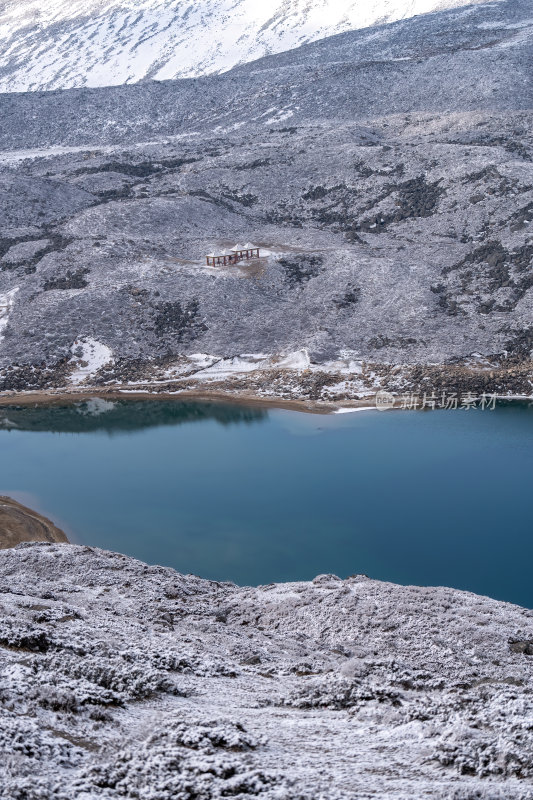 西藏山南洛扎秘境库拉岗日雪山湖泊壮丽景色