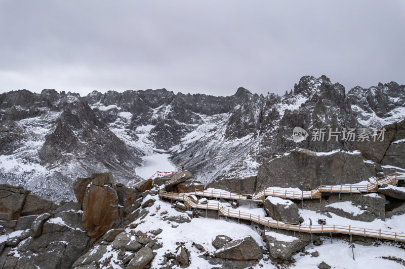 四川阿坝州莲宝叶则冬季雪山巍峨航拍