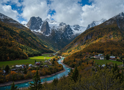 山谷间雪山河流村庄景致