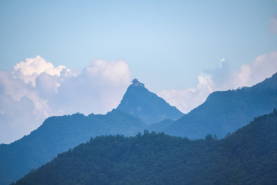 远眺云雾缭绕的山峰