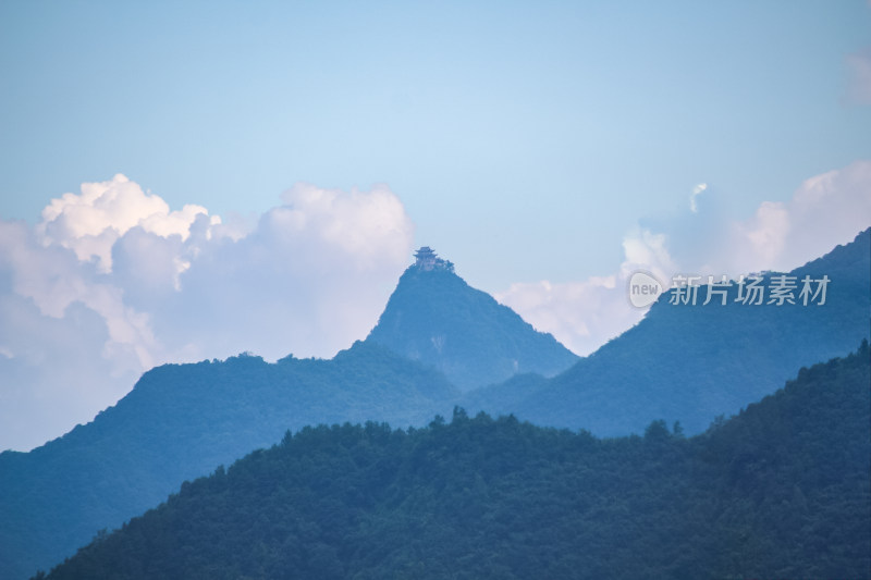 远眺云雾缭绕的山峰