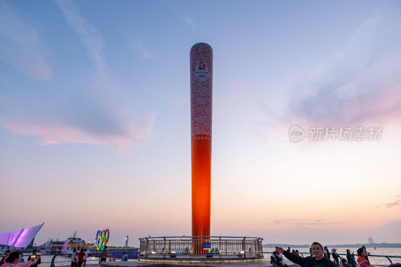 奥运火炬景观与游客合影场景